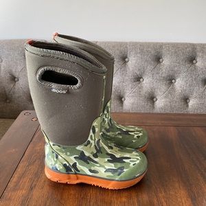 Boy's Bogs Camo Classics Waterproof Boots MUK Farm Size 1 Insulated